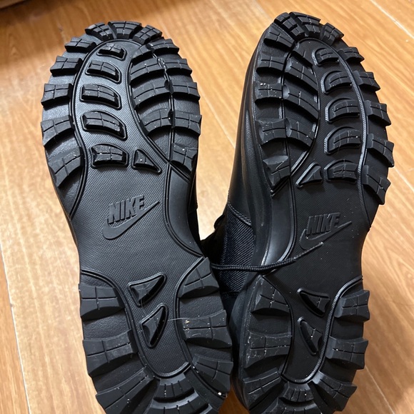 All black Nike boots - Picture 2 of 5